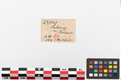 Etiketten zu Rötelbruchstück (NHMW-PRAE-023840)